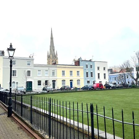 Am Living - Cheltenham Town Centre - St Georges Square Buitenkant foto